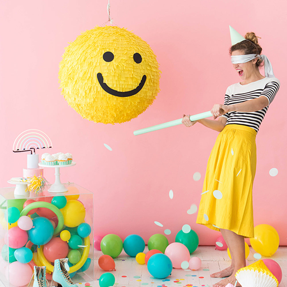 GIANT 3D SMILEY FACE PINATA