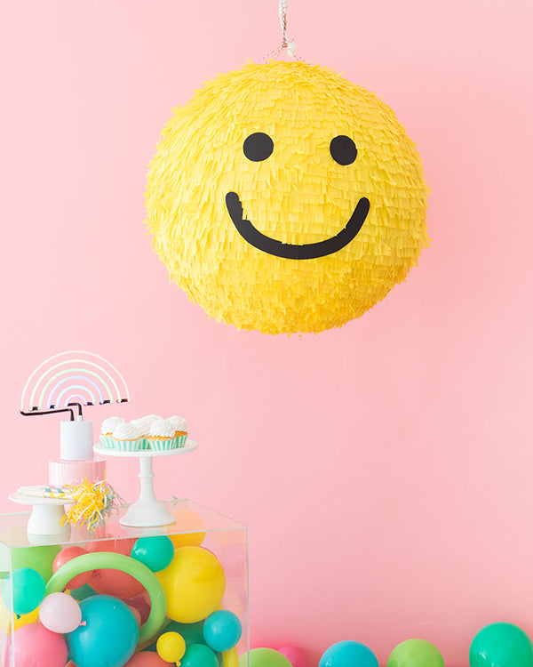 GIANT 3D SMILEY FACE PINATA